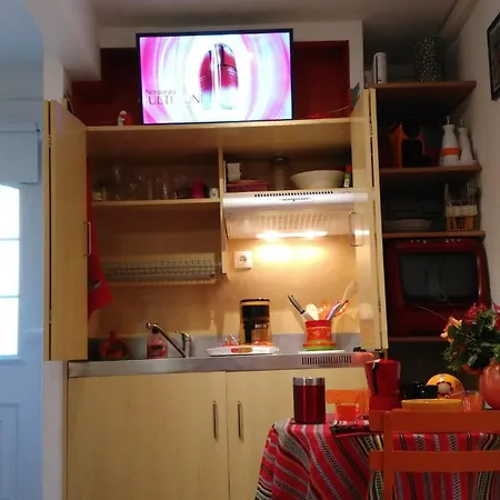 Pretty Studio, Tv, Wifi, Portable Aircon! *